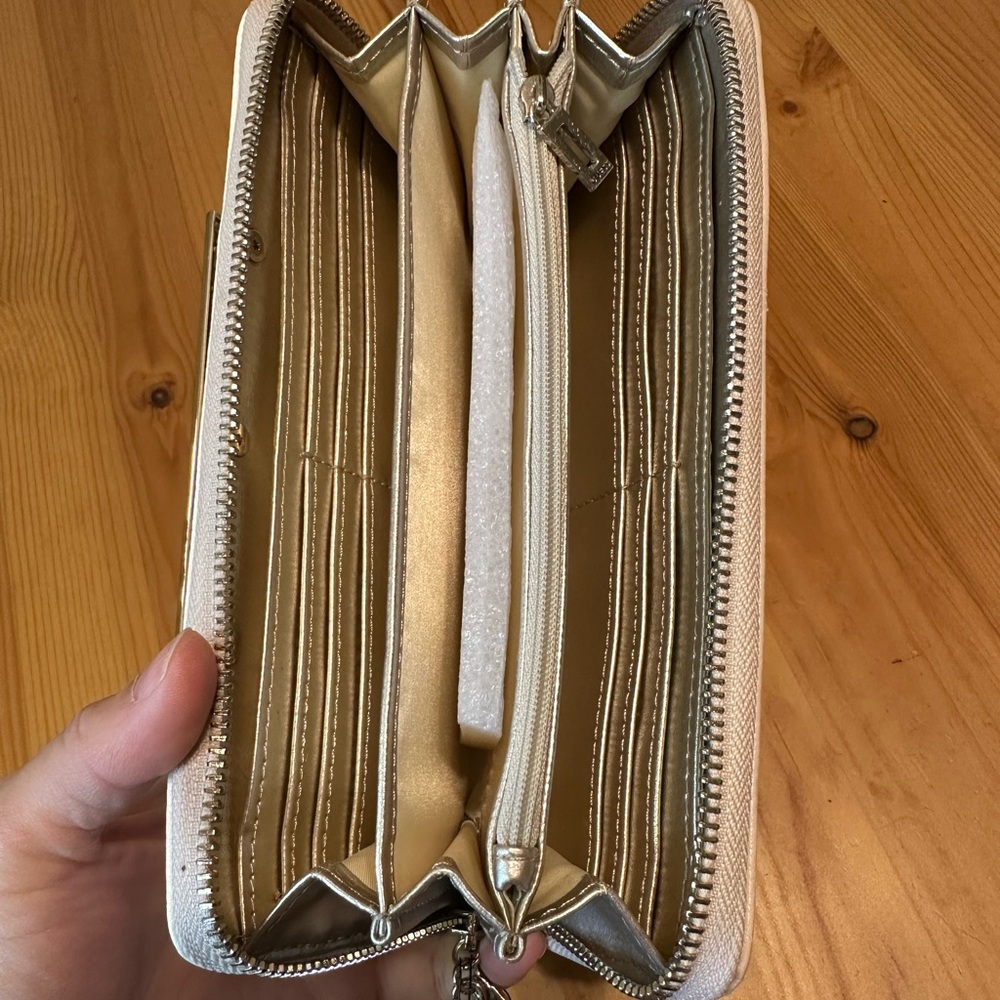 GUESS Large Zip Around Wallet - Picture 4 of 5